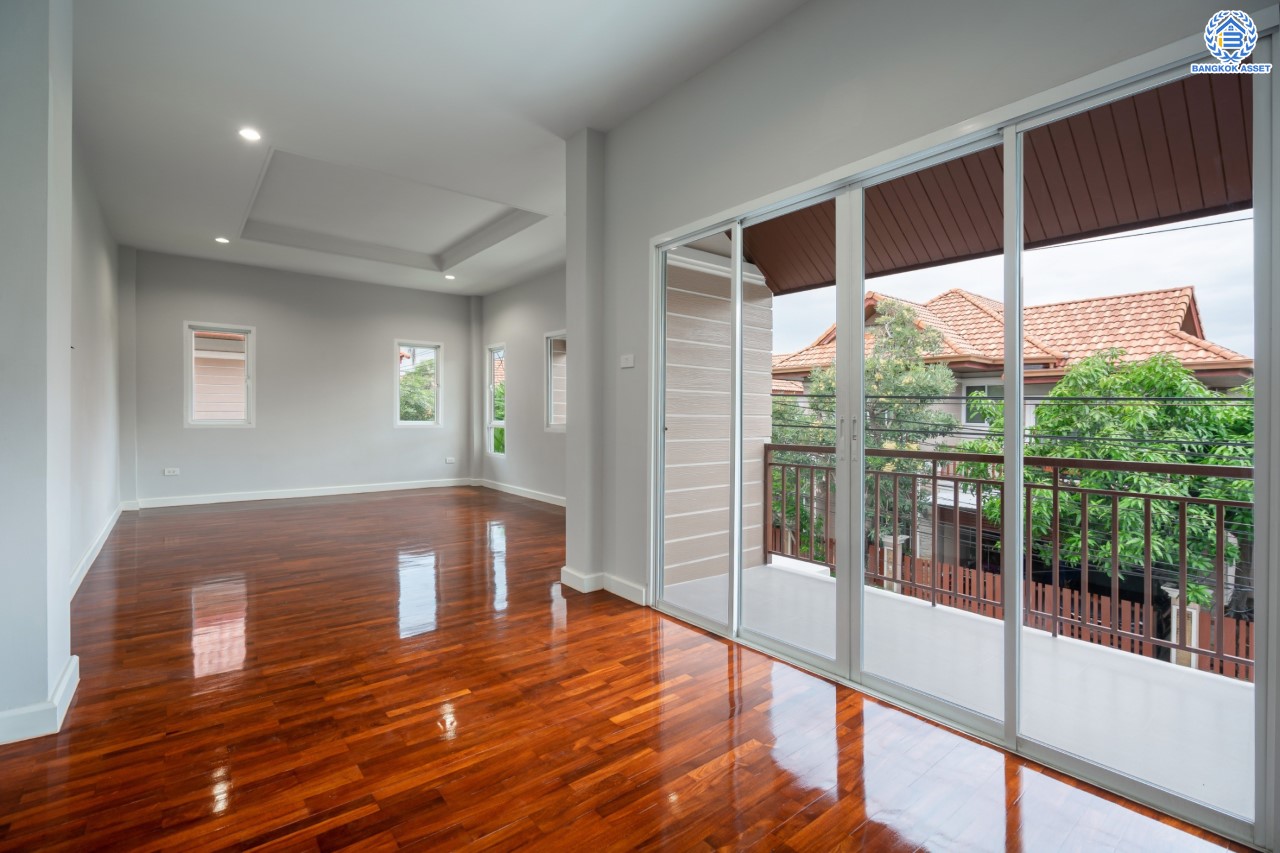 บ้านมือสองตกแต่งใหม่ ม.นนทรี5 พระราม5 เนื้อที่ 60 ตร.ว. ฟังก์ชัน 3 ห้องนอน 3 ห้องน้ำ 1 ห้องอเนกประสงค์ 1 ห้องแม่บ้านพร้อมห้องน้ำในตัว จอดรถได้ 2 คัน บนสุดยอดทำเล! ใกล้รถไฟฟ้า "สถานีแยกติวานนท์" และทางด่วน"ศรีรัช" ขับรถเพียง 5 นาที ก็ถึงวงเวียนพระราม5 ที่เชื่อมต่ออีกหลายหลายเส้นทางได้อย่างรวดเร็ว